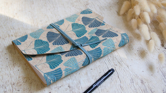 Carnet d'écriture avec une couverture en liège, alternative végétale au cuir pour mes carnets artisanaux
