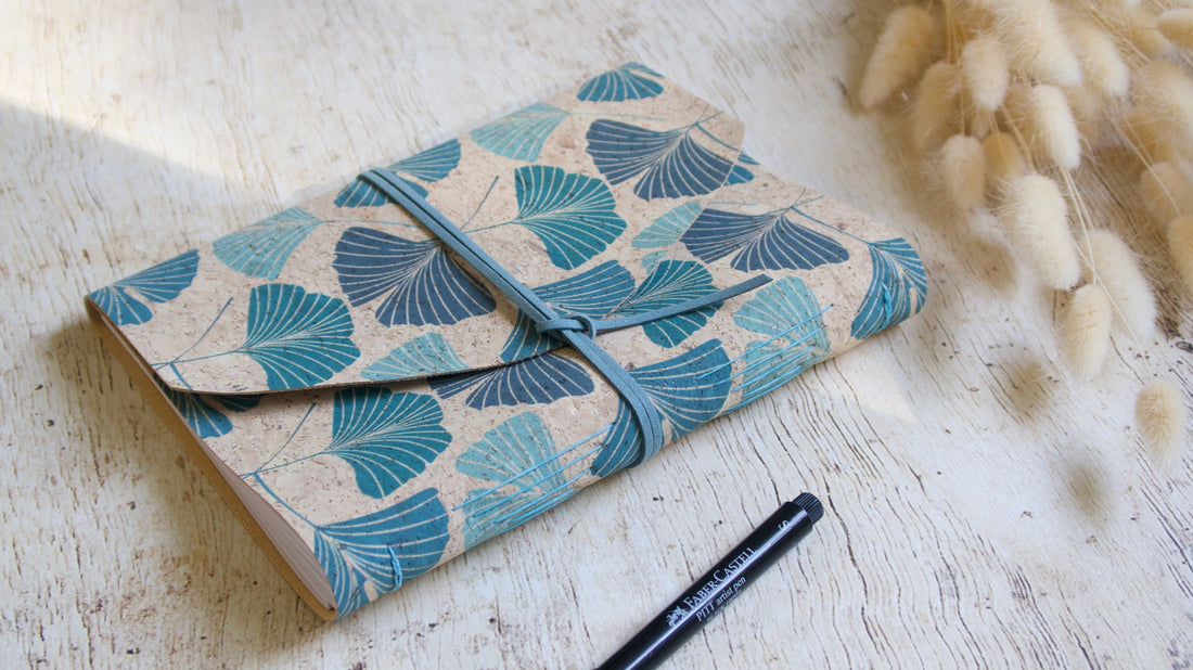 Carnet d'écriture avec une couverture en liège, alternative végétale au cuir pour mes carnets artisanaux