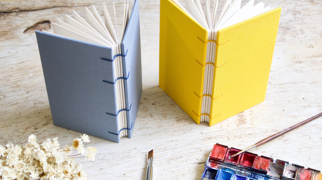 Carnets artisanaux faits main avec différentes reliures, atelier en Bretagne