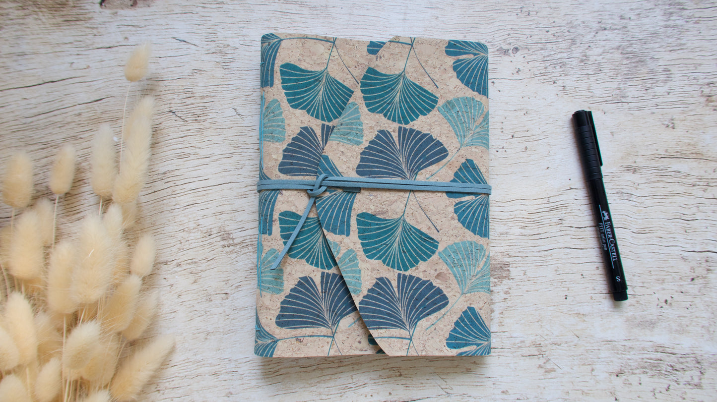 Carnet notes artisanal fait main format A5 couverture en liège à motif feuilles de gingko