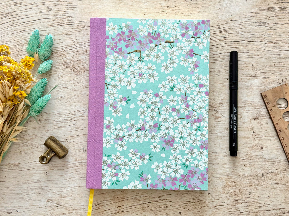Agenda perpétuel format A5 fait main, couverture en papier japonais fleurs de cerisier vert menthe