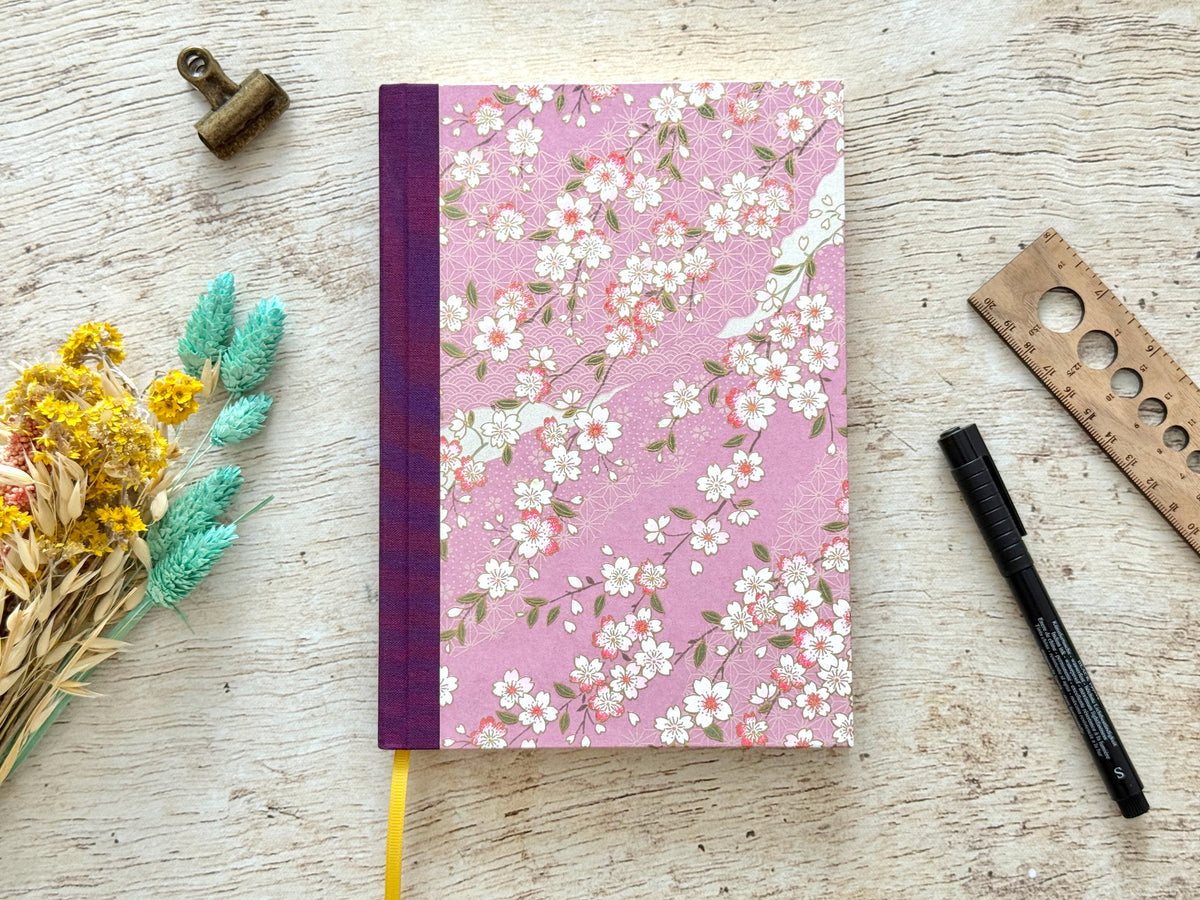Agenda perpétuel format A5 avec sa couverture en papier japonaise Fleurs de cerisier motifs roses