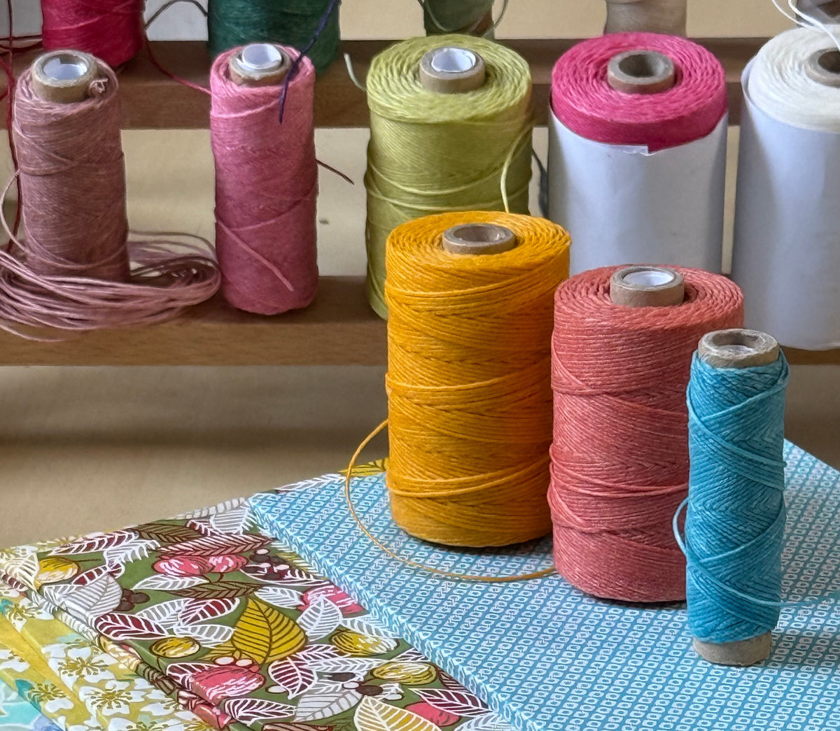 Choisissez votre fil et votre papier pour créer votre carnet pendant un atelier de reliure