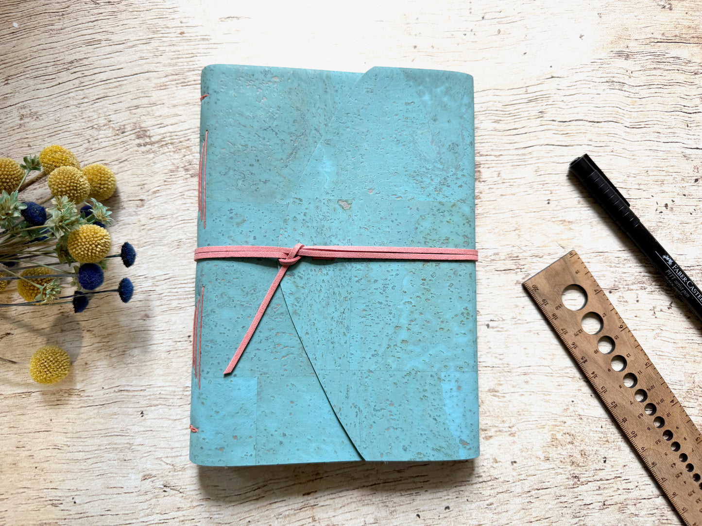 Carnet d'écriture relié à la main format A5 couverture en liège bleu ciel