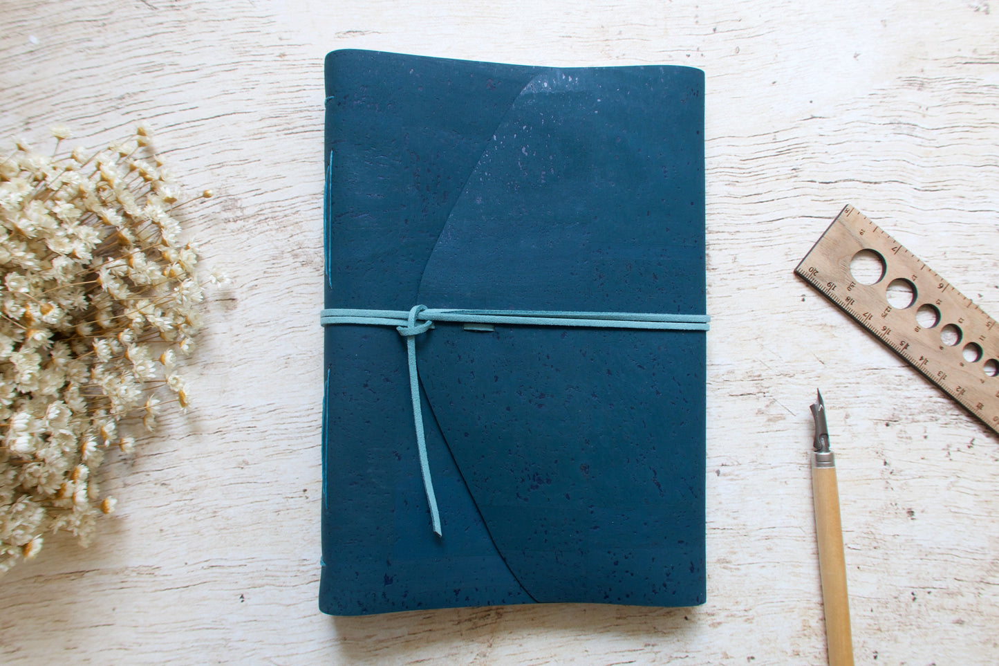 Carnet d'écriture relié à la main format A5 couverture en liège Bleu foncé