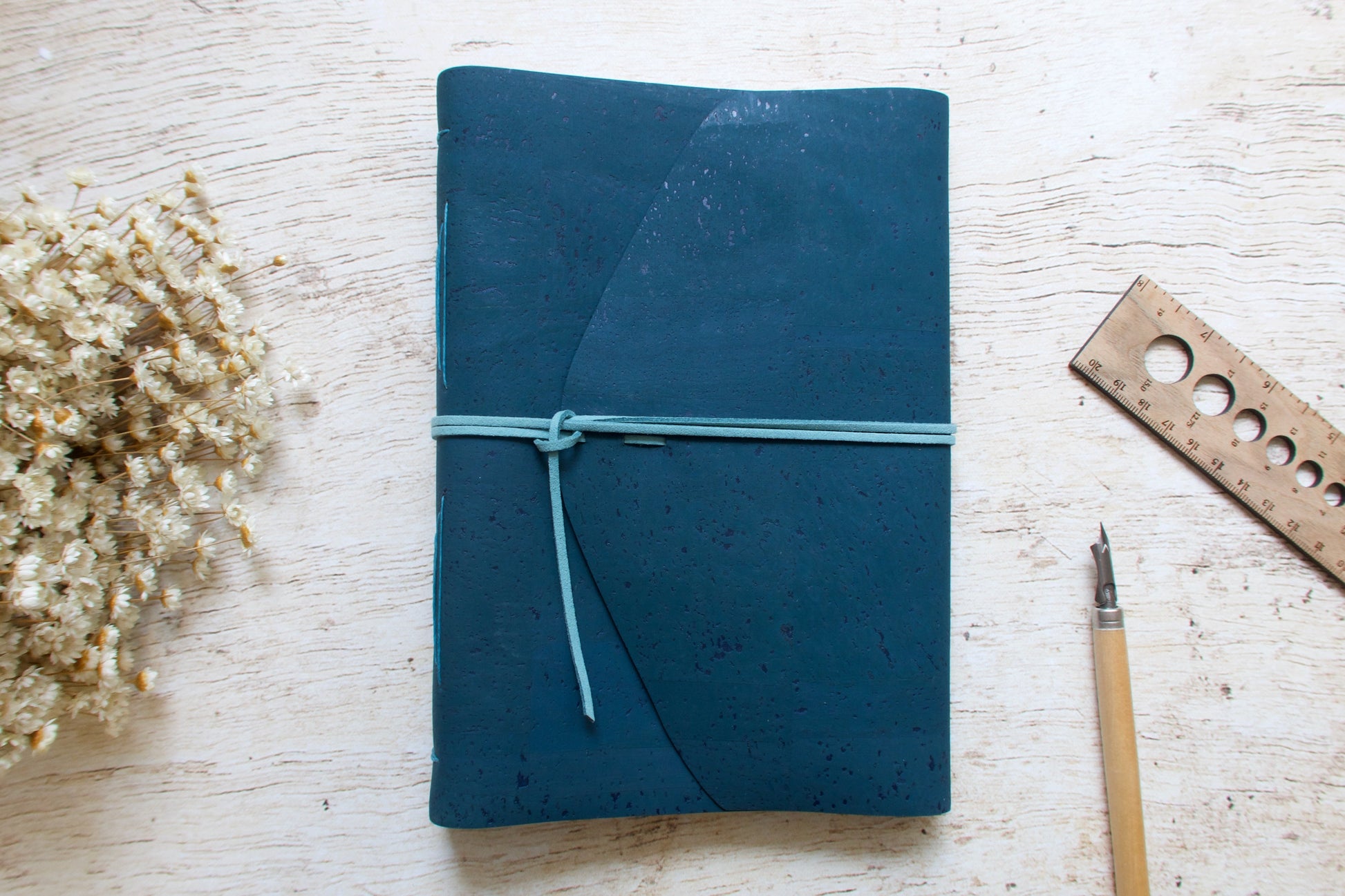 Carnet d'écriture relié à la main format A5 couverture en liège Bleu foncé