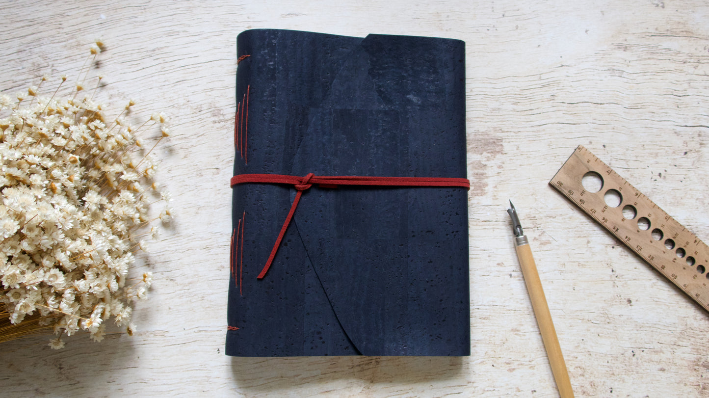 Carnet d'écriture relié à la main format A5 couverture en liège Bleu marine