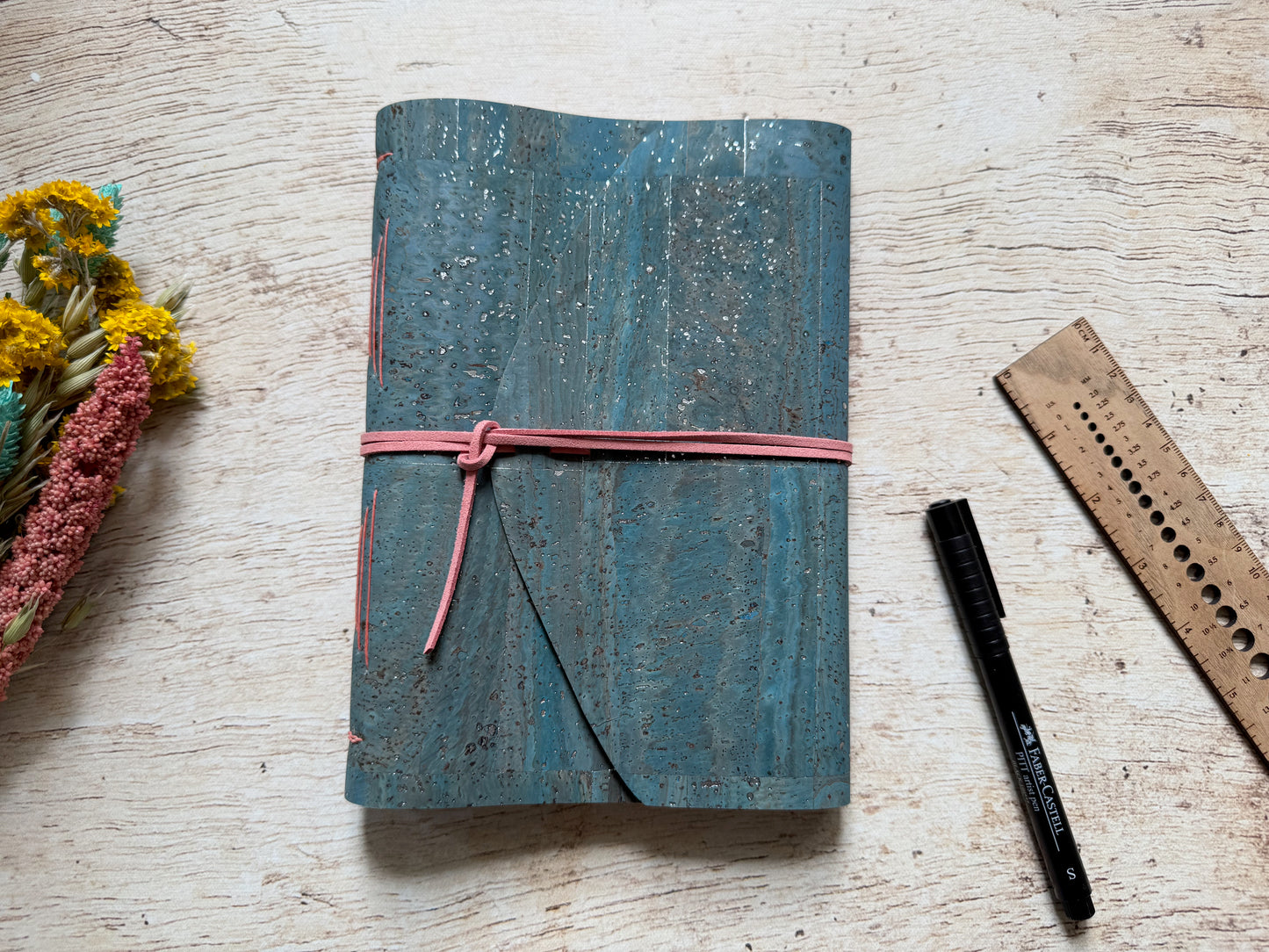 Carnet d'écriture relié à la main format A5 couverture en liège bleu vert argent