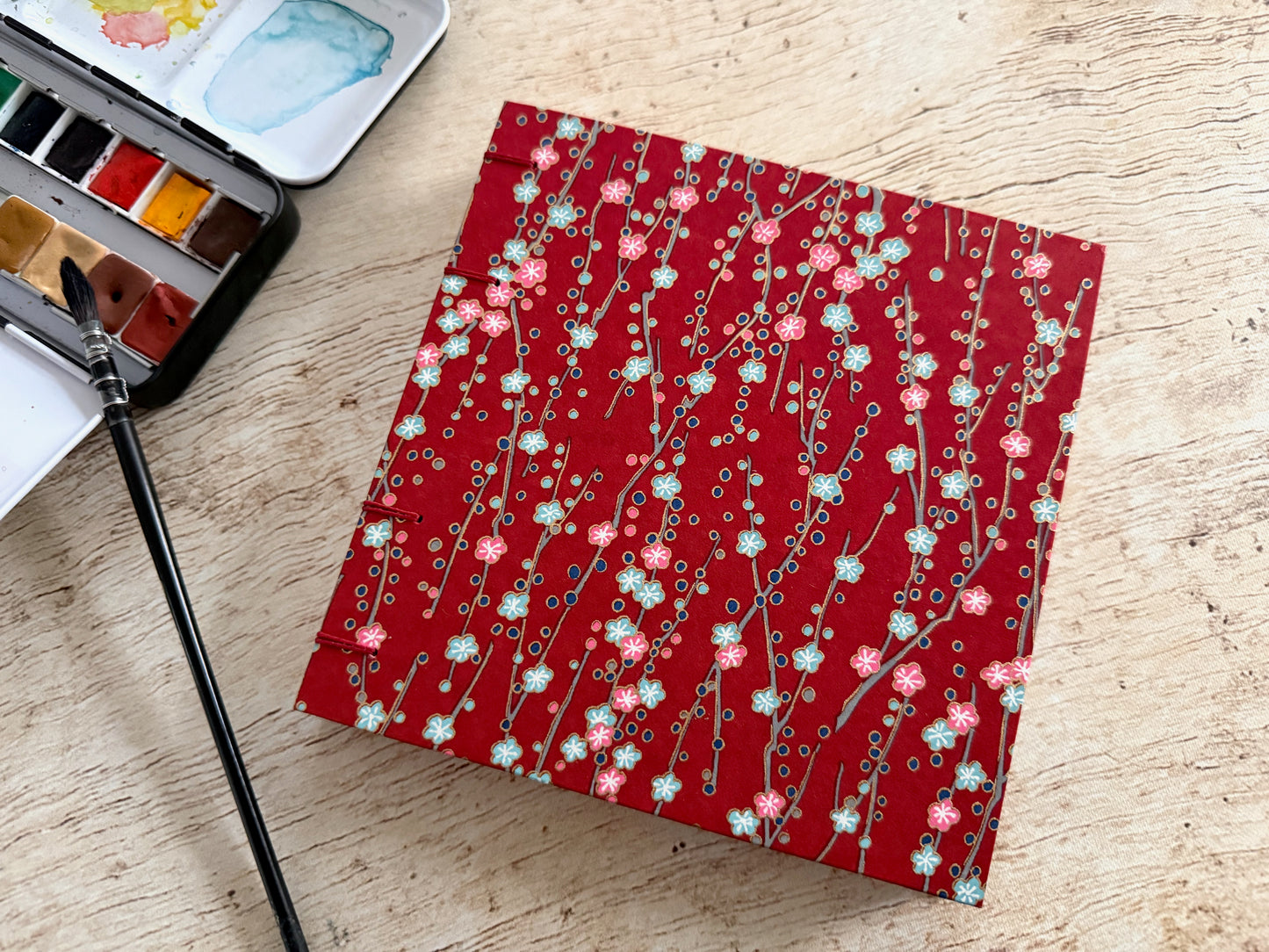 Carnet d’aquarelle carré 15x15 cm avec couverture en papier Japonais Branches en fleurs rouge