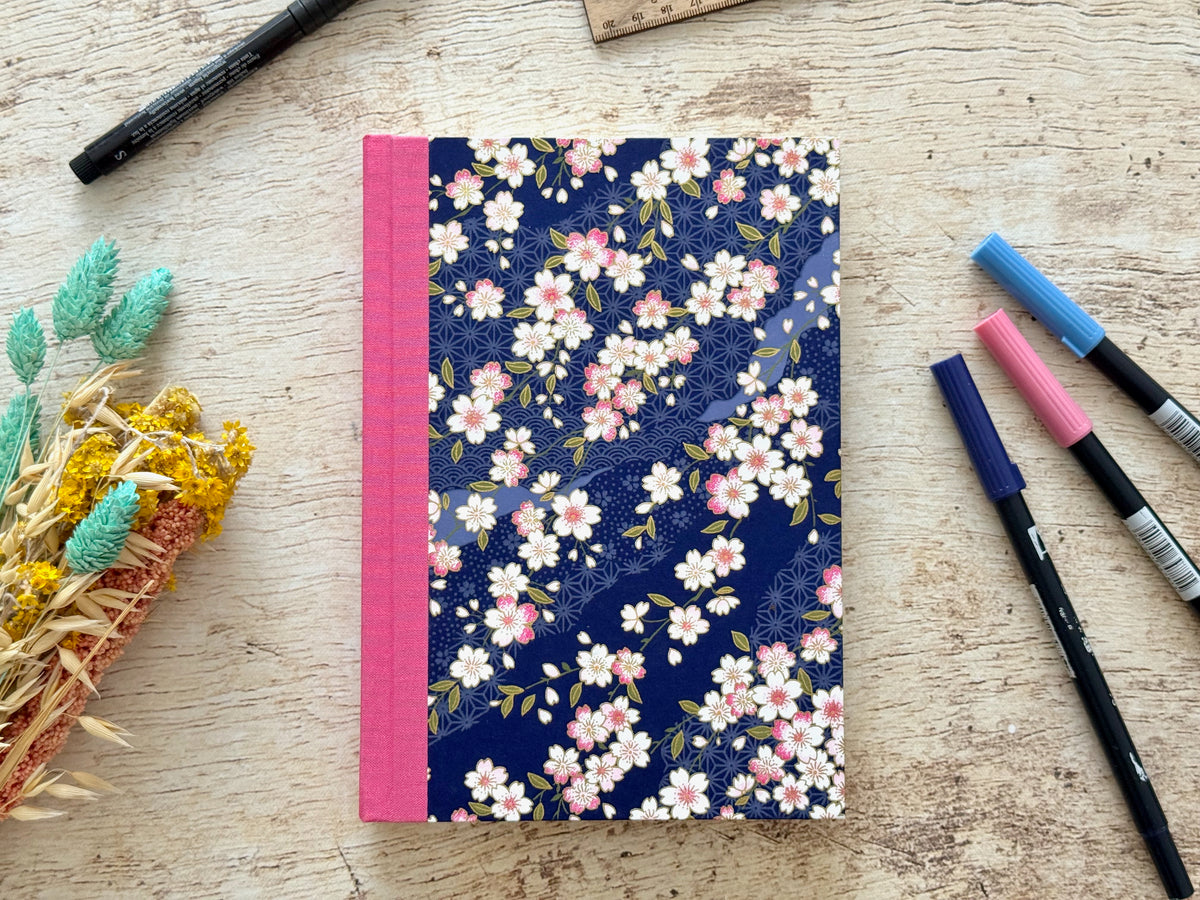 Bullet journal fait main, couverture en papier japonais fleurs de cerisier et motifs violets