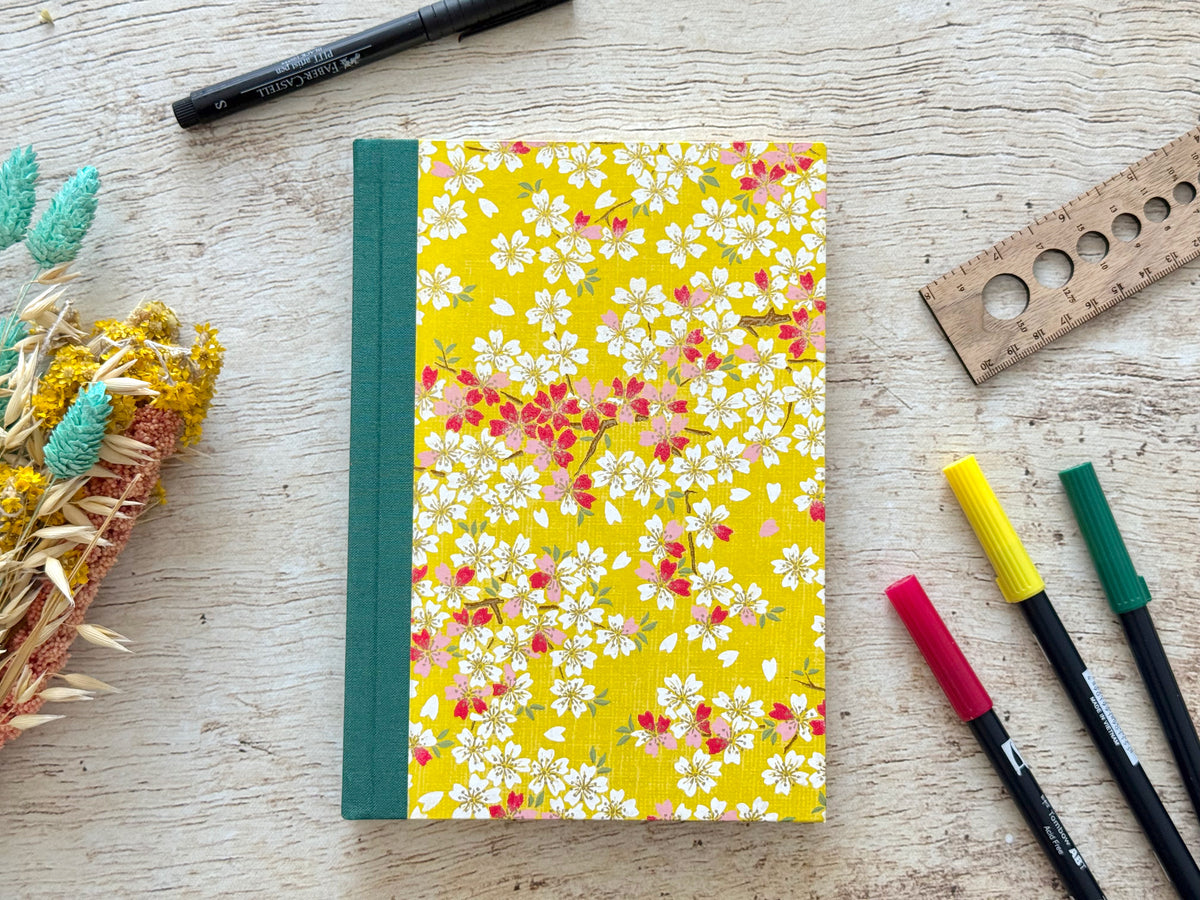 Couverture du bullet journal fait main, papier japonais fleurs de cerisier sur fond jaune