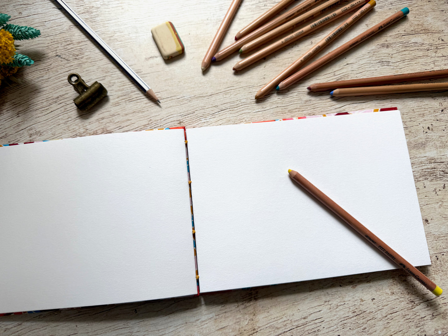 Carnet de croquis A5 paysage ou portrait - Reliure copte - Camélias moutarde