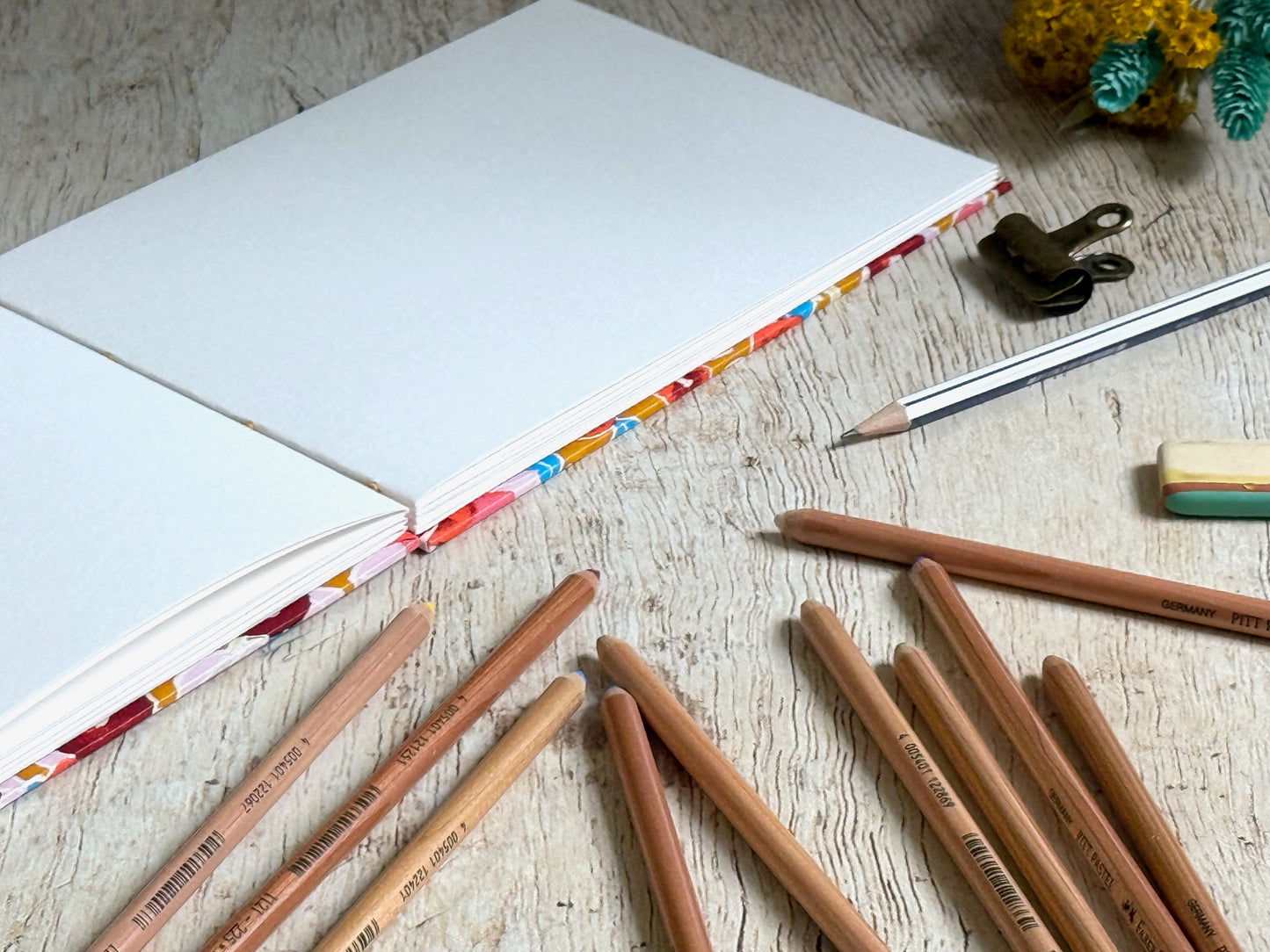 Carnet de croquis A5 paysage ou portrait - Reliure copte - Camélias moutarde