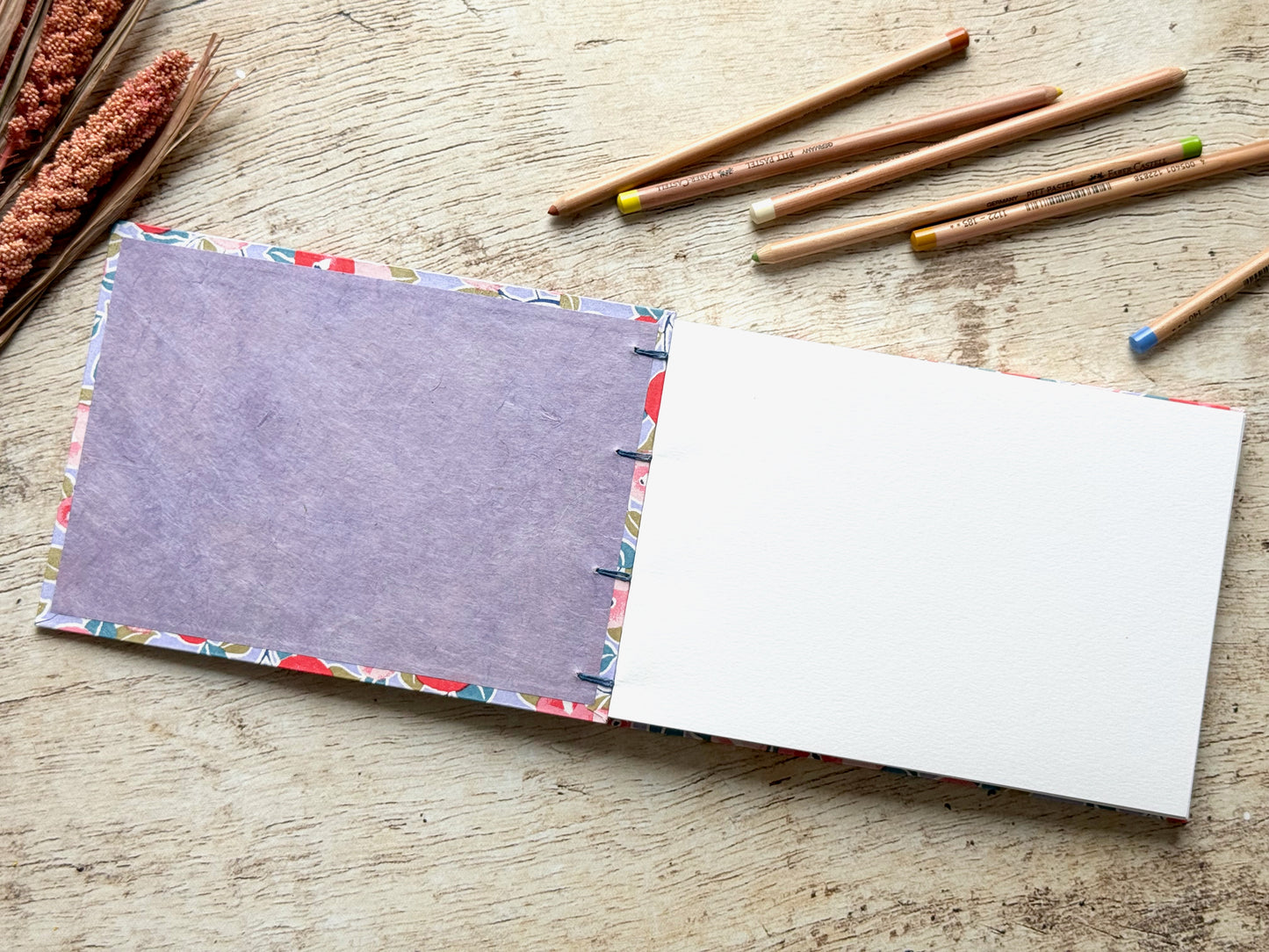 Carnet de croquis A5 paysage – reliure copte – fait main - Camélias lavande