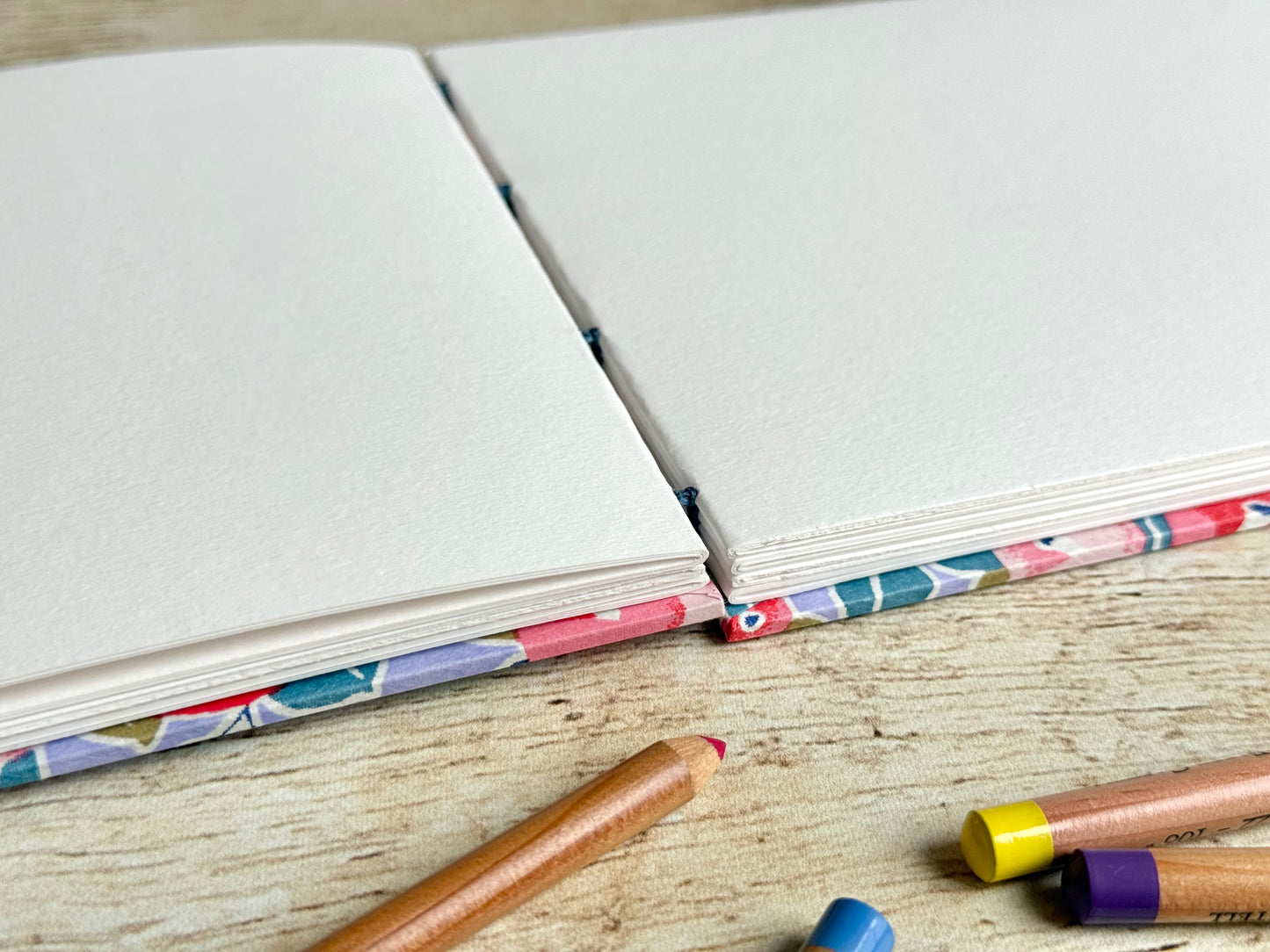 Carnet de croquis A5 paysage – reliure copte – fait main - Camélias lavande