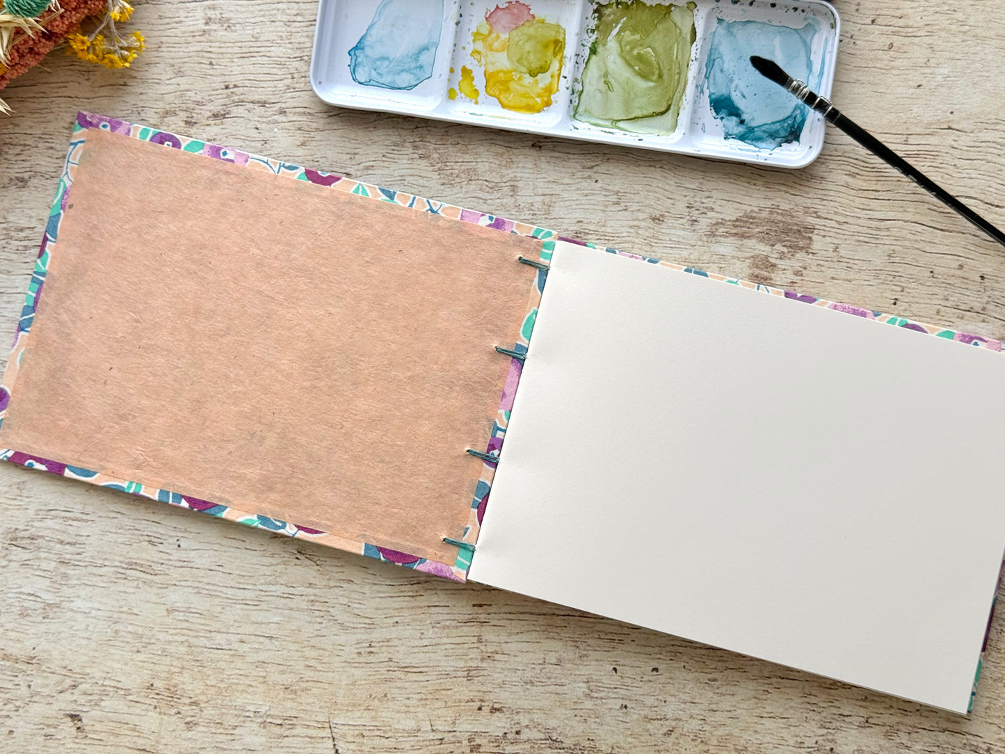 Carnet d'aquarelle Découverte Arches 3 grains - Reliure copte - Camélias saumon violet