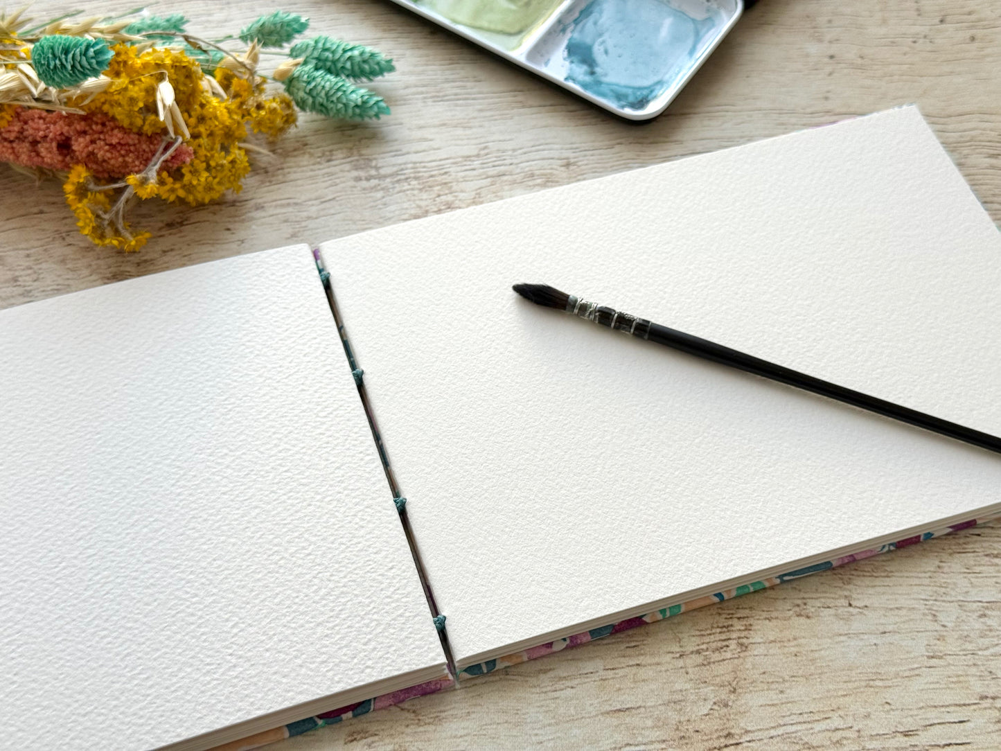 Carnet d'aquarelle Découverte Arches 3 grains - Reliure copte - Camélias saumon violet