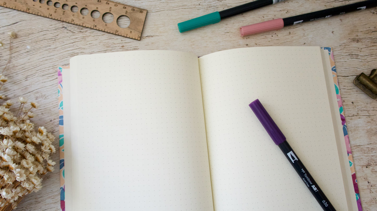 Bullet journal A5 fait main – carnet à points – Camélias saumon violet