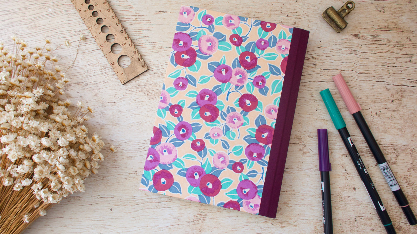 Bullet journal A5 fait main – carnet à points – Camélias saumon violet
