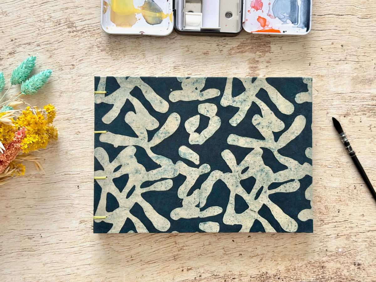 Carnet d'aquarelle fait main, reliure copte, couverture en papier lokta mikado bleu