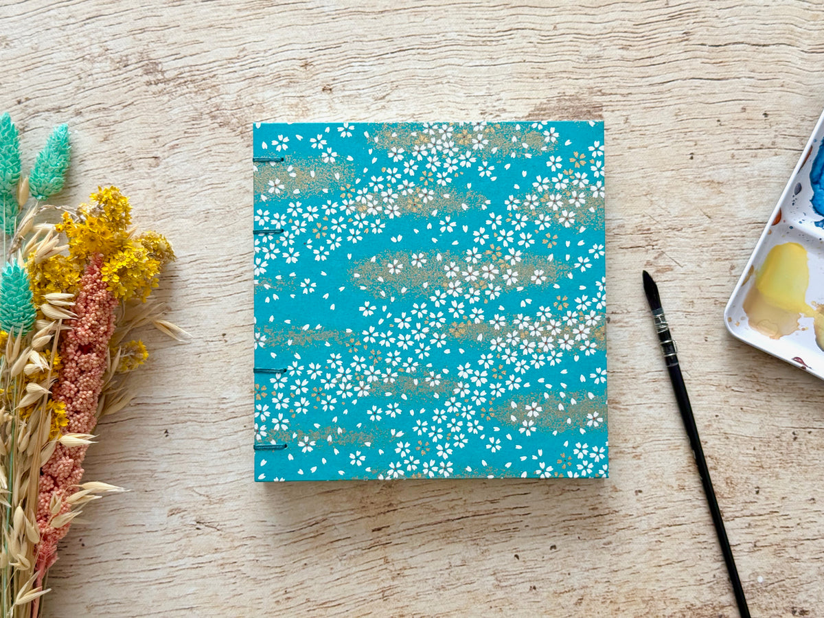 Carnet d'aquarelle fait main, format carré, reliure copte, couverture en papier japonais Fleurs au vent bleu canard