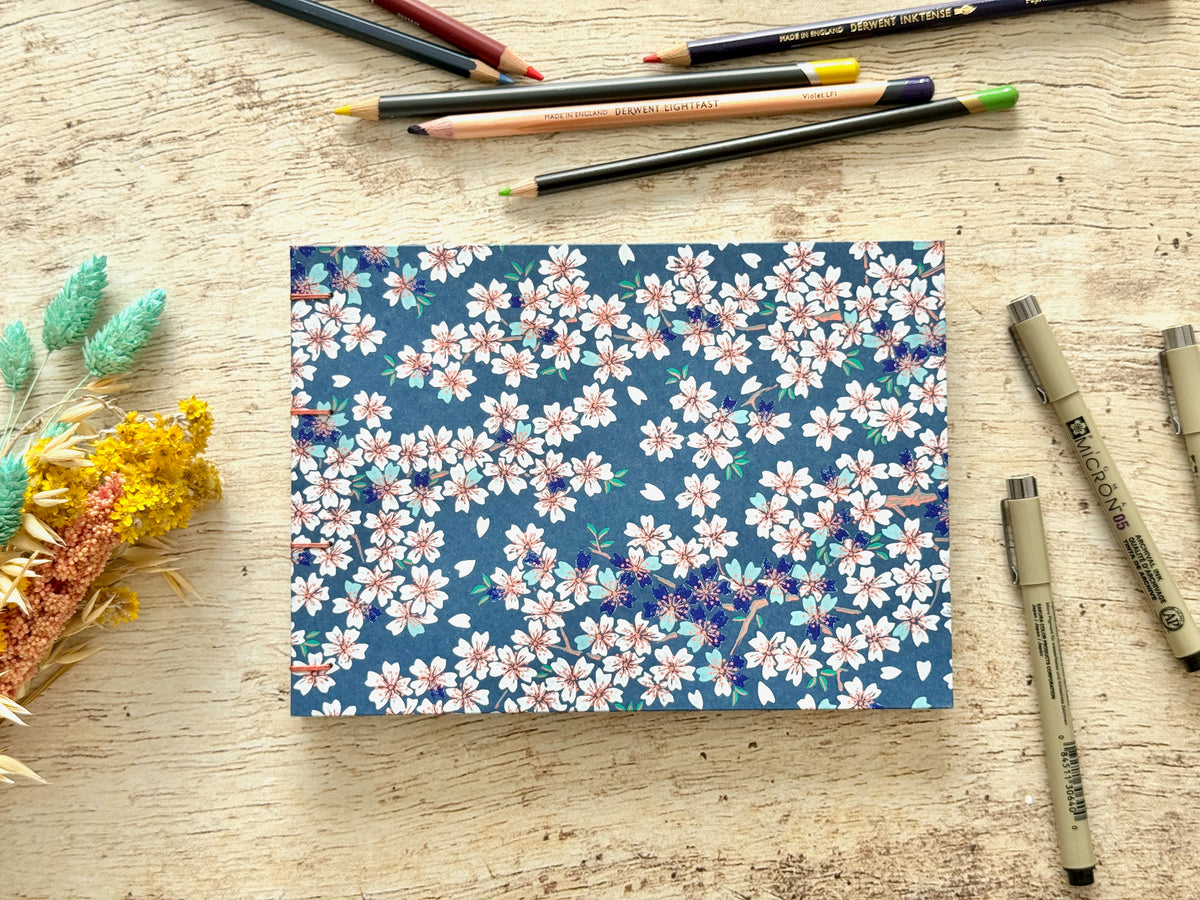 Carnet de croquis fait main, format A5 paysage, couverture en papier japonais Fleurs de cerisier bleu foncé