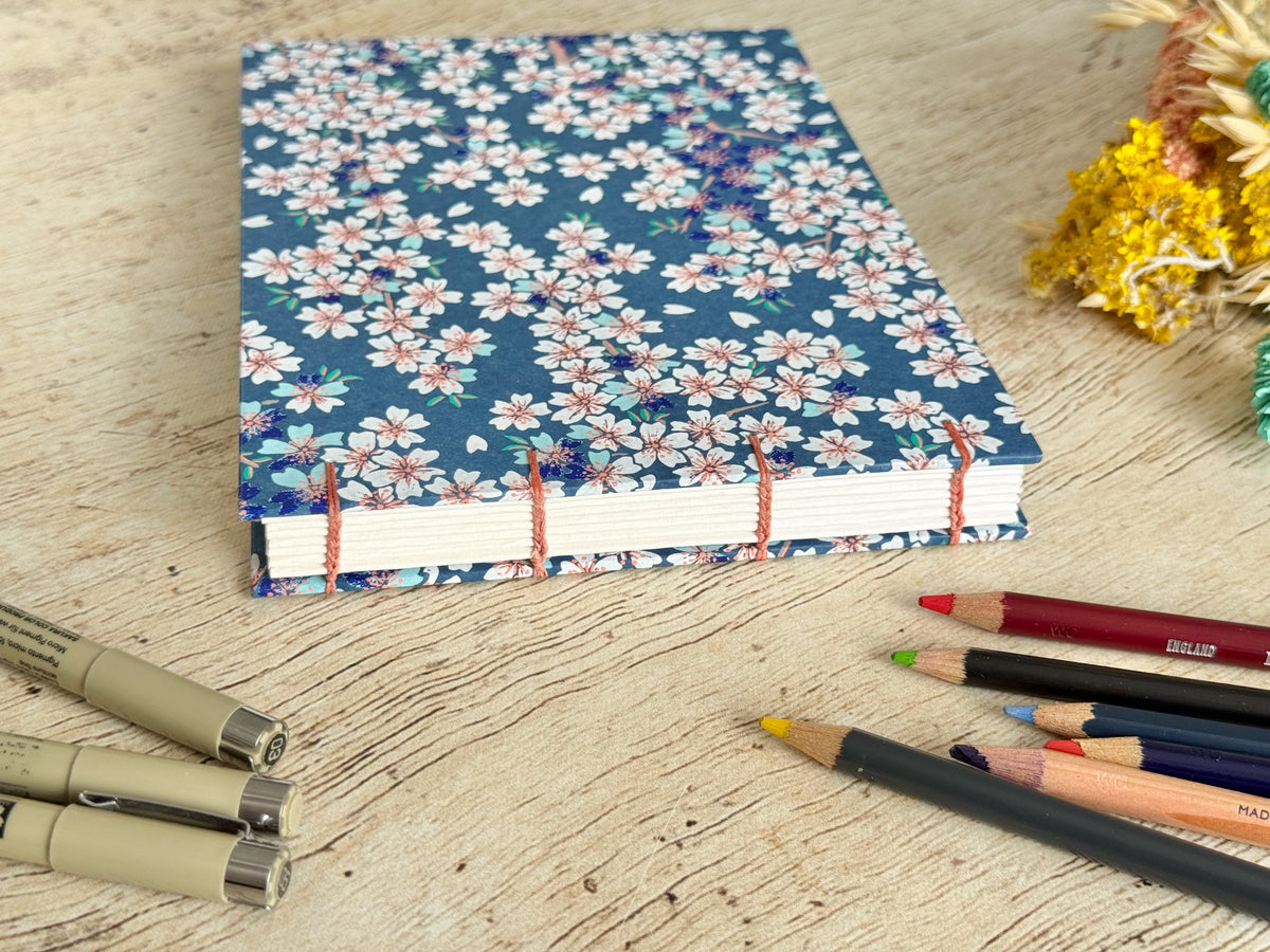 Reliure copte du carnet de croquis fait main Fleurs de cerisier bleu foncé
