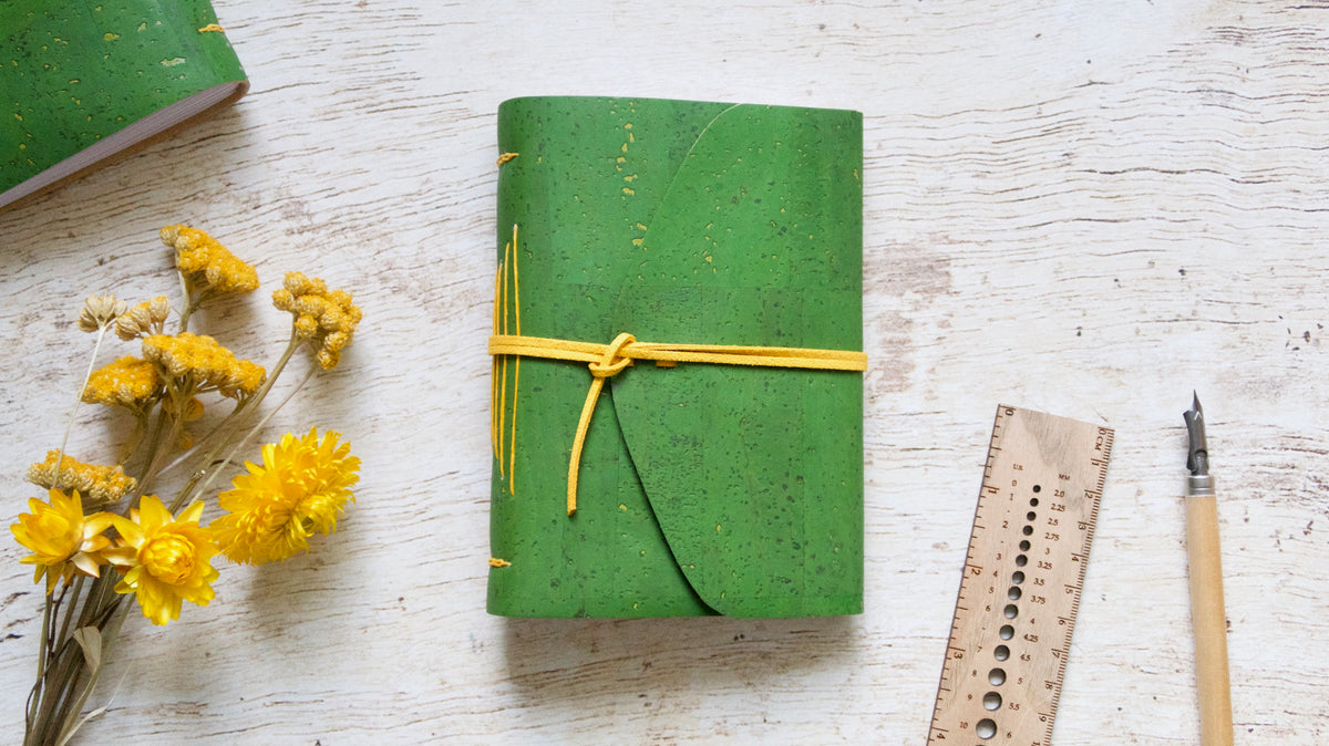 Carnet d'écriture avec une couverture souple en liège uni vert fait main