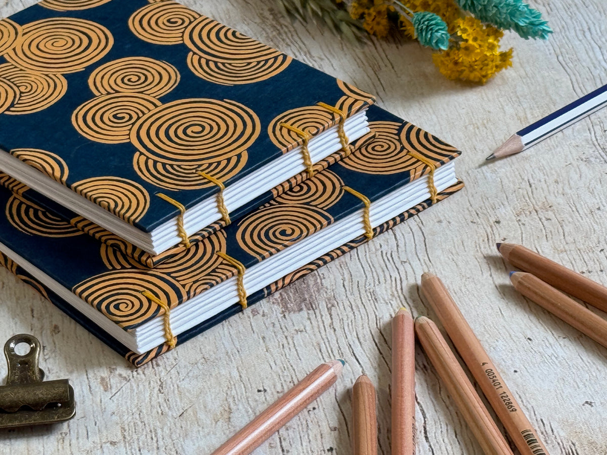 Zoom sur la reliure copte des carnets de croquis faits main