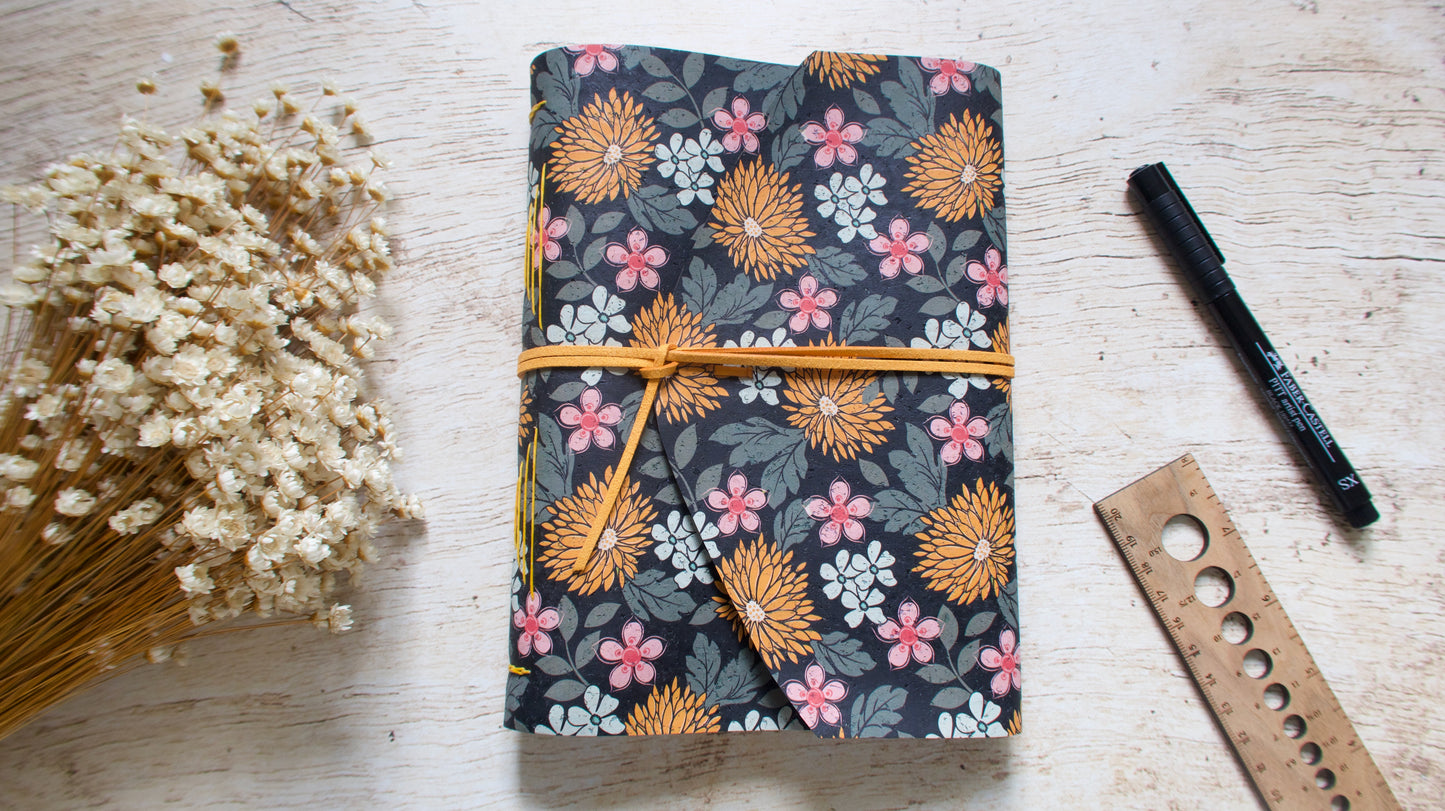 Carnet notes artisanal fait main format A5 couverture en liège à motif chrysanthèmes et fleurs