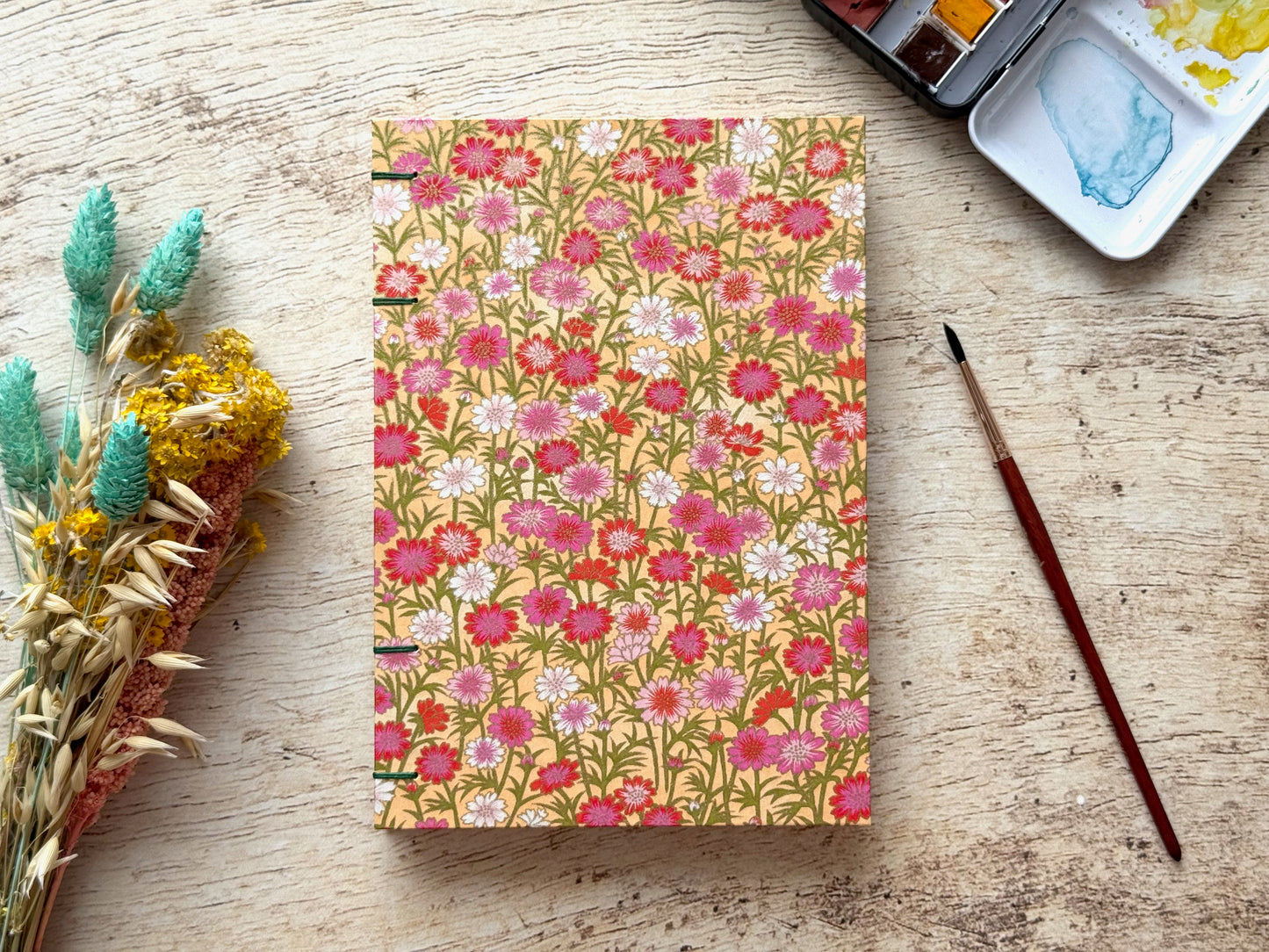 Carnet d'aquarelle A5 portrait reliure copte, couverture en papier japonais motif cosmos
