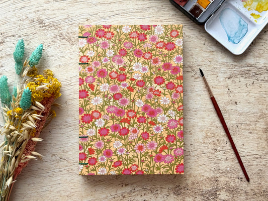 Carnet d'aquarelle A5 portrait reliure copte, couverture en papier japonais motif cosmos