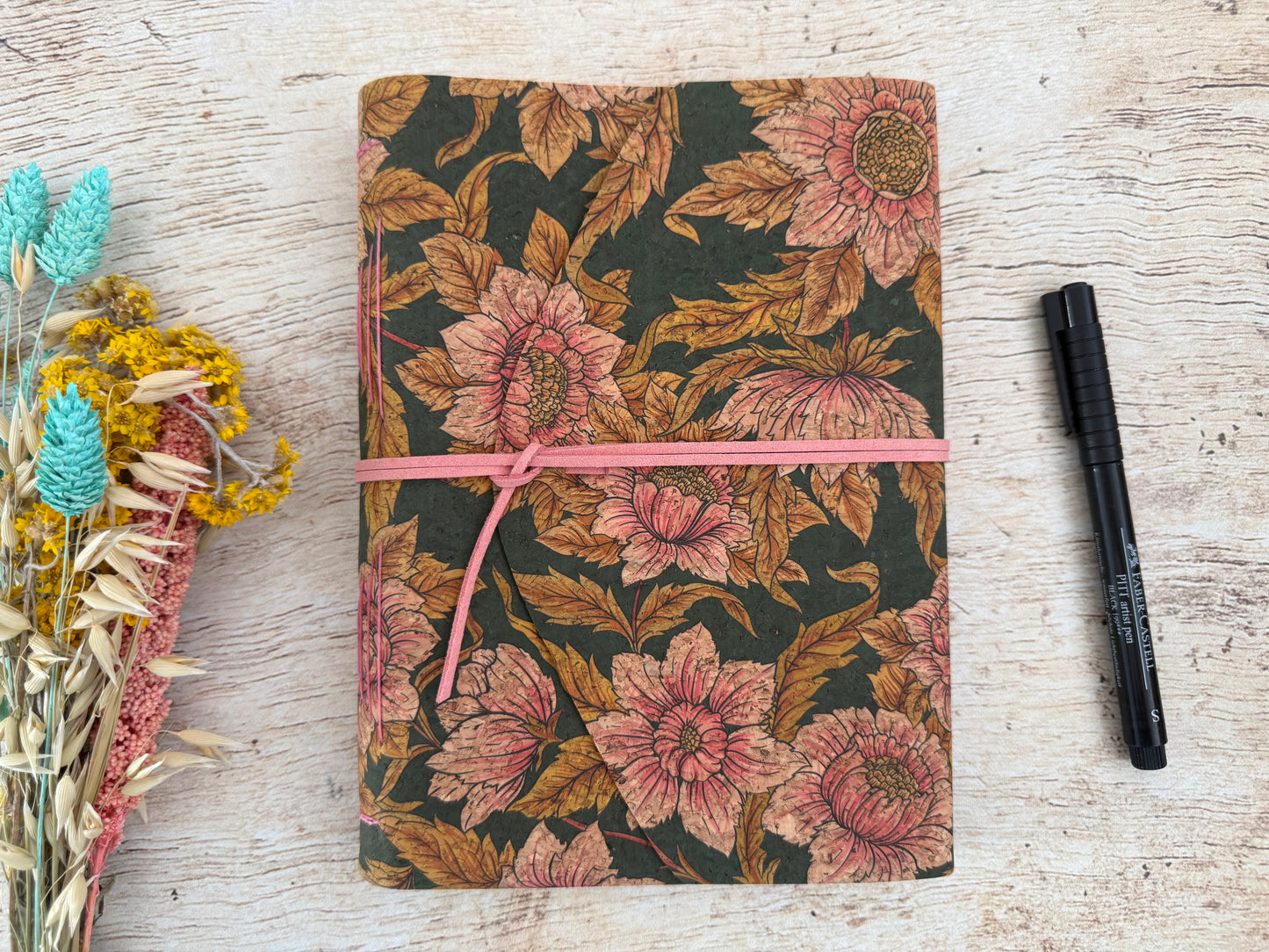 Carnet notes artisanal fait main format A5 couverture en liège à motif élégance floral