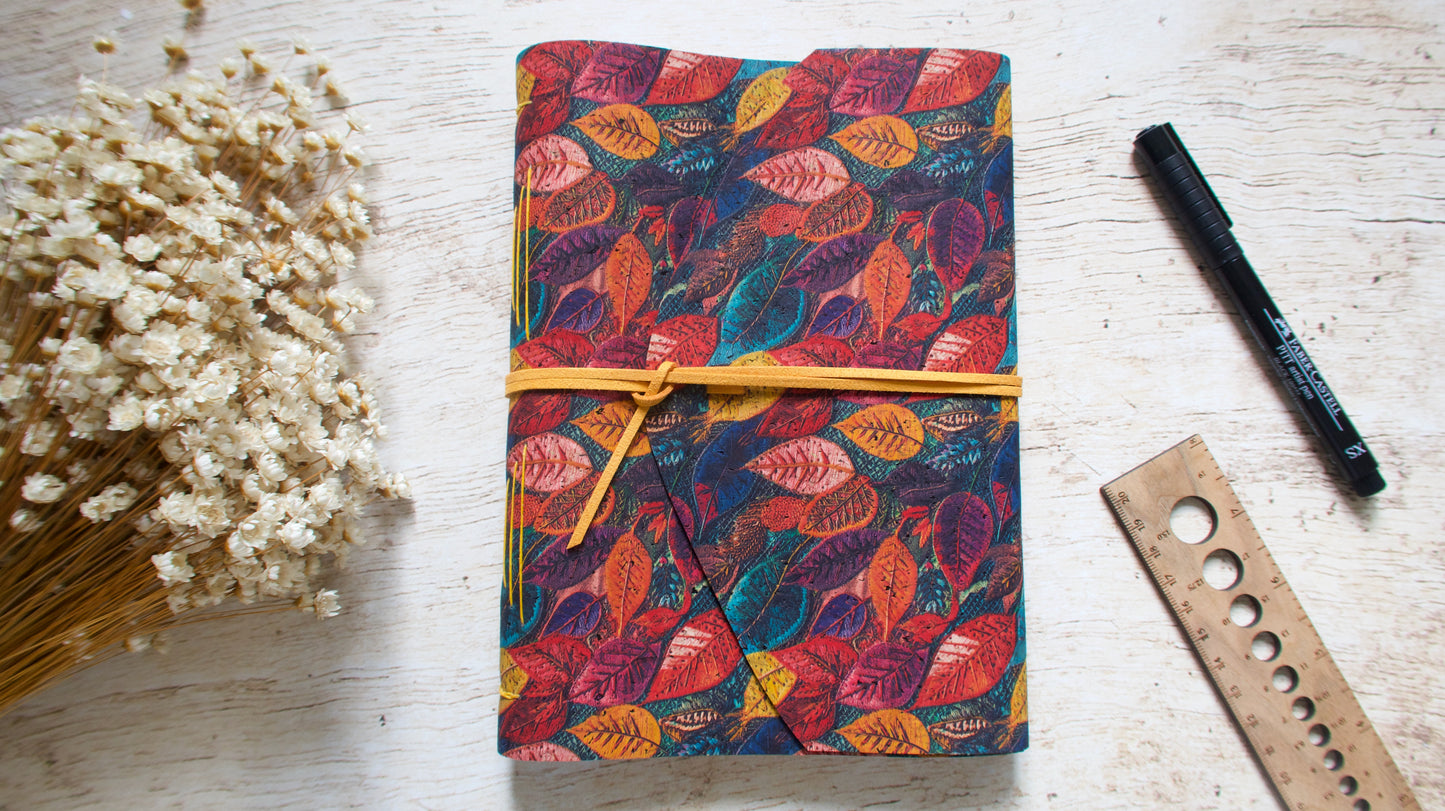 Carnet notes artisanal fait main format A5 couverture en liège à motif feuilles automnales