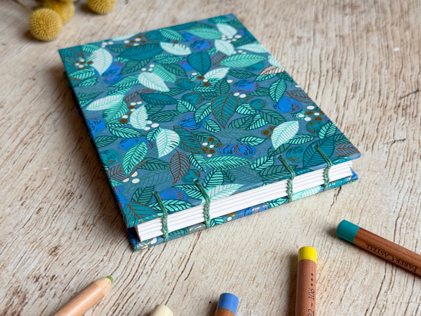 Carnet de croquis A6 paysage – reliure copte – fait main - Feuilles baies fruits bleu canard