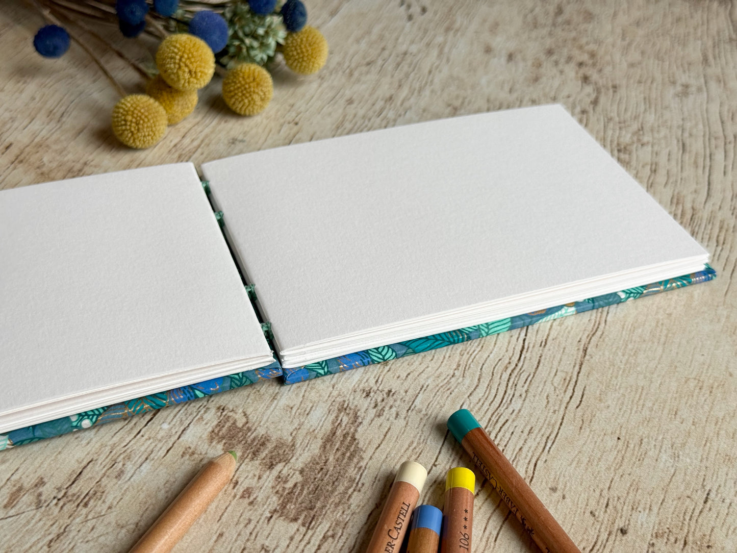 Carnet de croquis A6 paysage – reliure copte – fait main - Feuilles baies fruits bleu canard