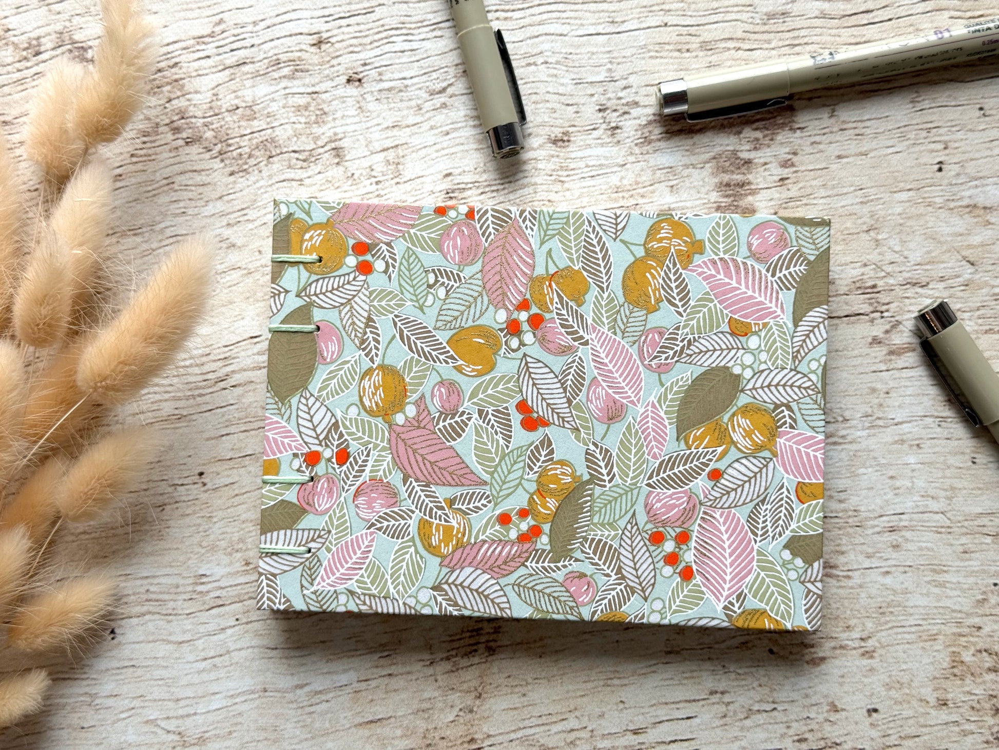Carnet de croquis A6 paysage reliure copte fait main Feuilles baies fruits sauge