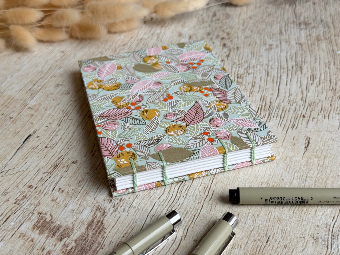 Carnet de croquis A6 paysage – reliure copte – fait main - Feuilles baies fruits sauge
