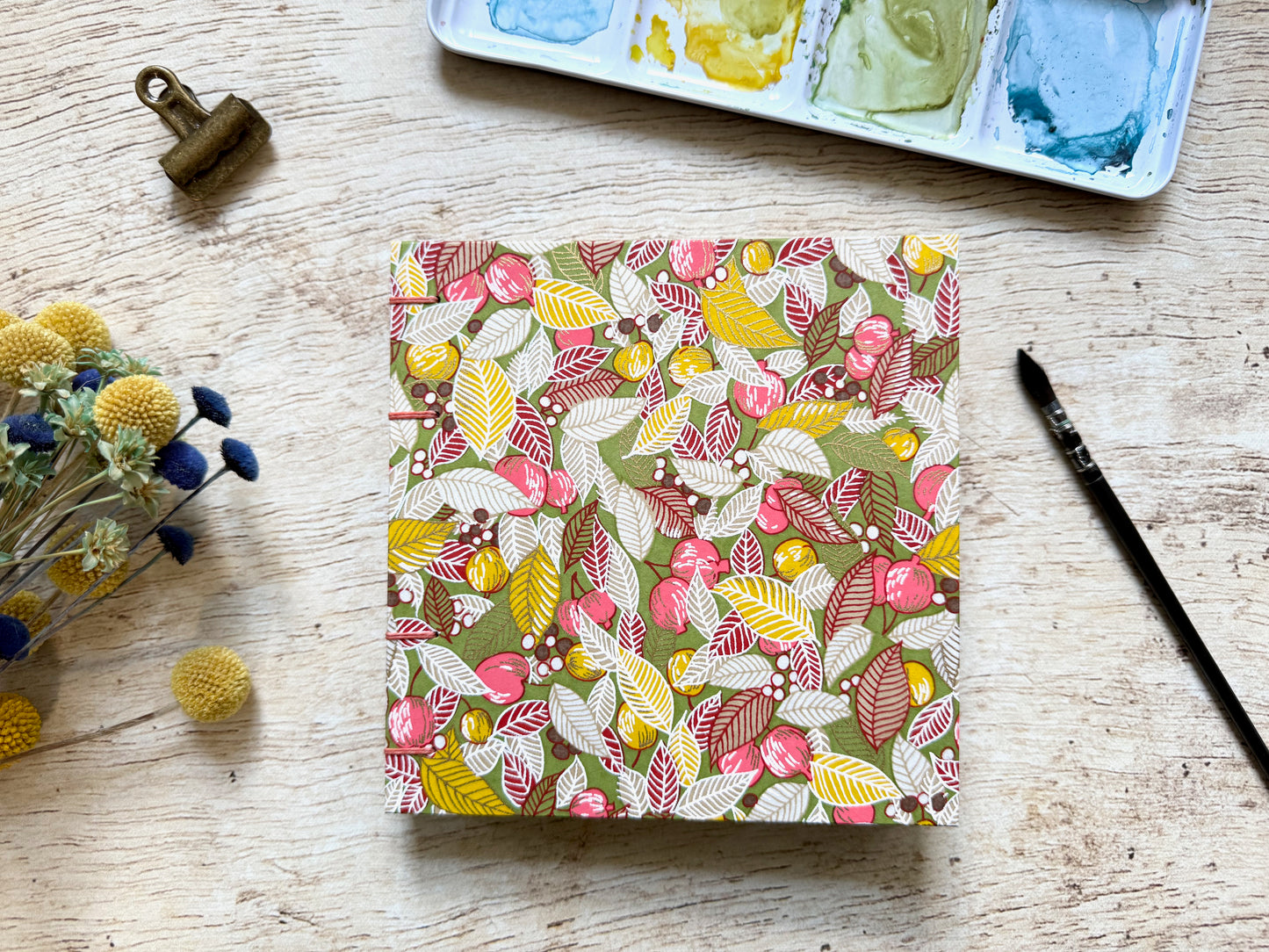 Carnet aquarelle carré 15x15 Fabriano Artistico couverture en papier japonais vert jaune rose