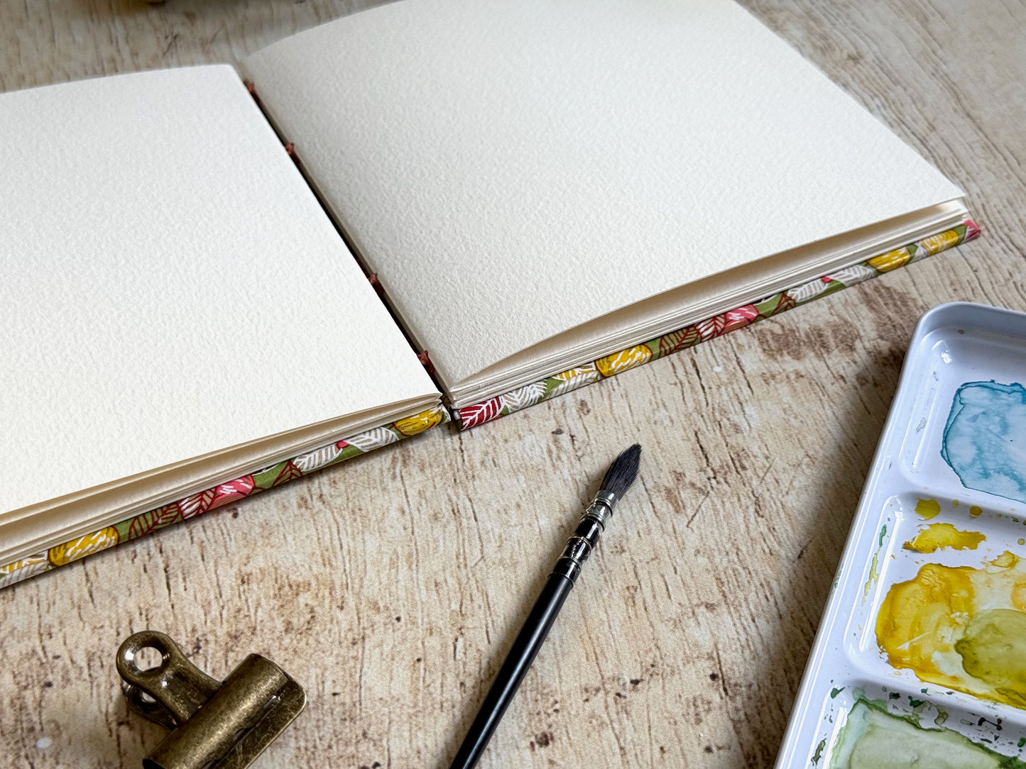 Carnet d’aquarelle carré 15 × 15 cm - Papier Fabriano Artistico - Feuilles baies fruits sur vert