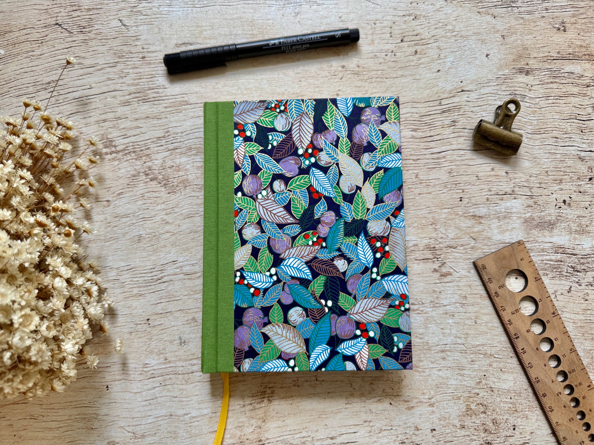 agenda perpétuel artisanal, dos toile de reliure, format 12,5x17 cm
