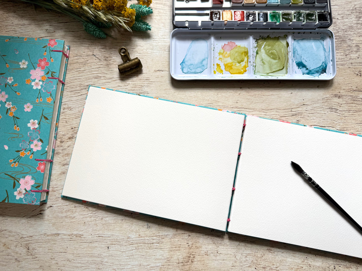 carnet d'aquarelle ouvert bien à plat