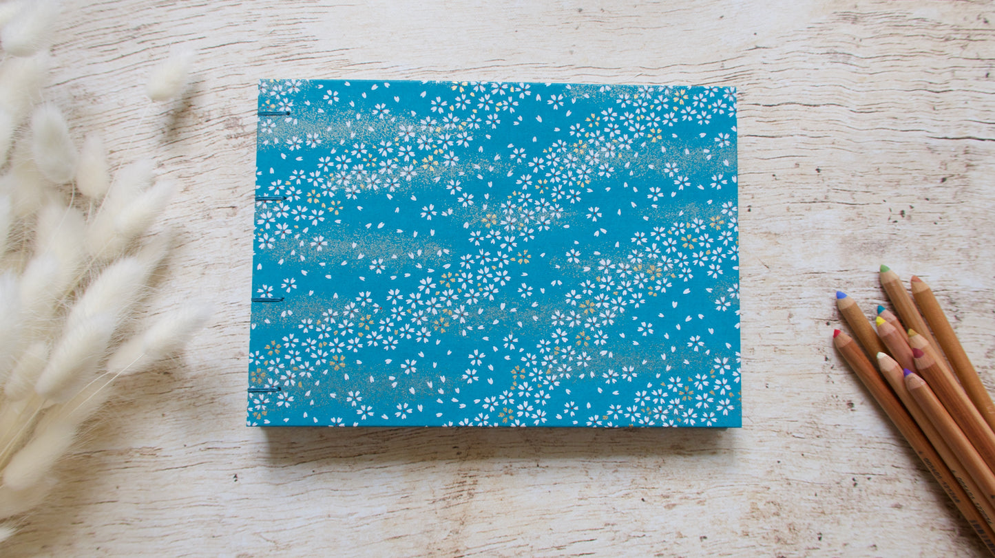 Carnet de croquis A5 paysage ou portrait – reliure copte – fait main - Fleurs au vent bleu canard