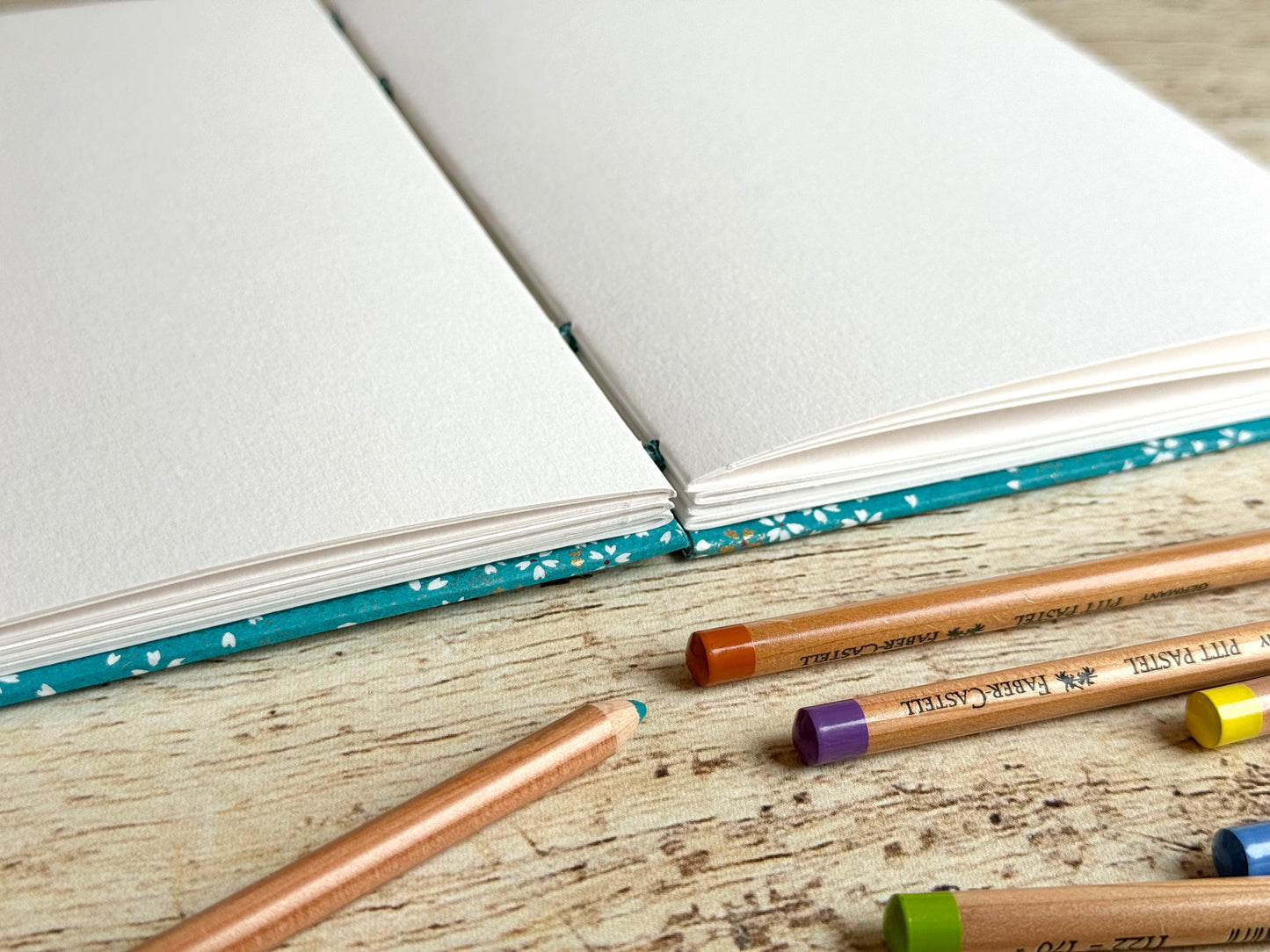 Carnet de croquis A5 paysage ou portrait – reliure copte – fait main - Fleurs au vent bleu canard