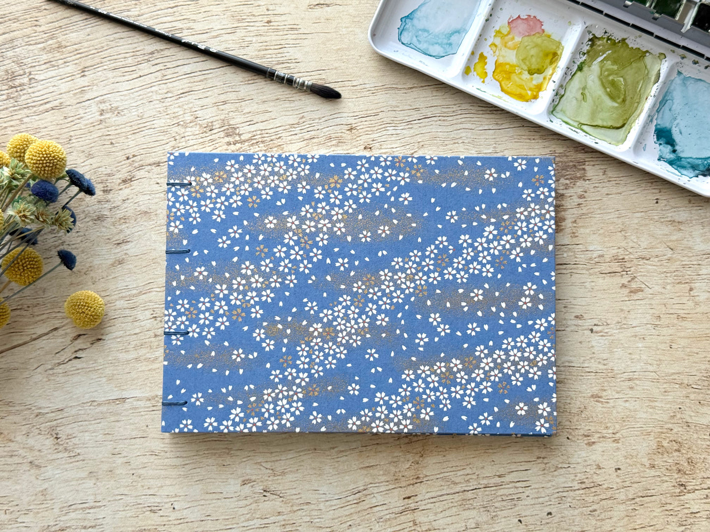 Carnet d'aquarelle A5 paysage papier Arches couverture papier japonais Fleurs au vent bleu pervenche