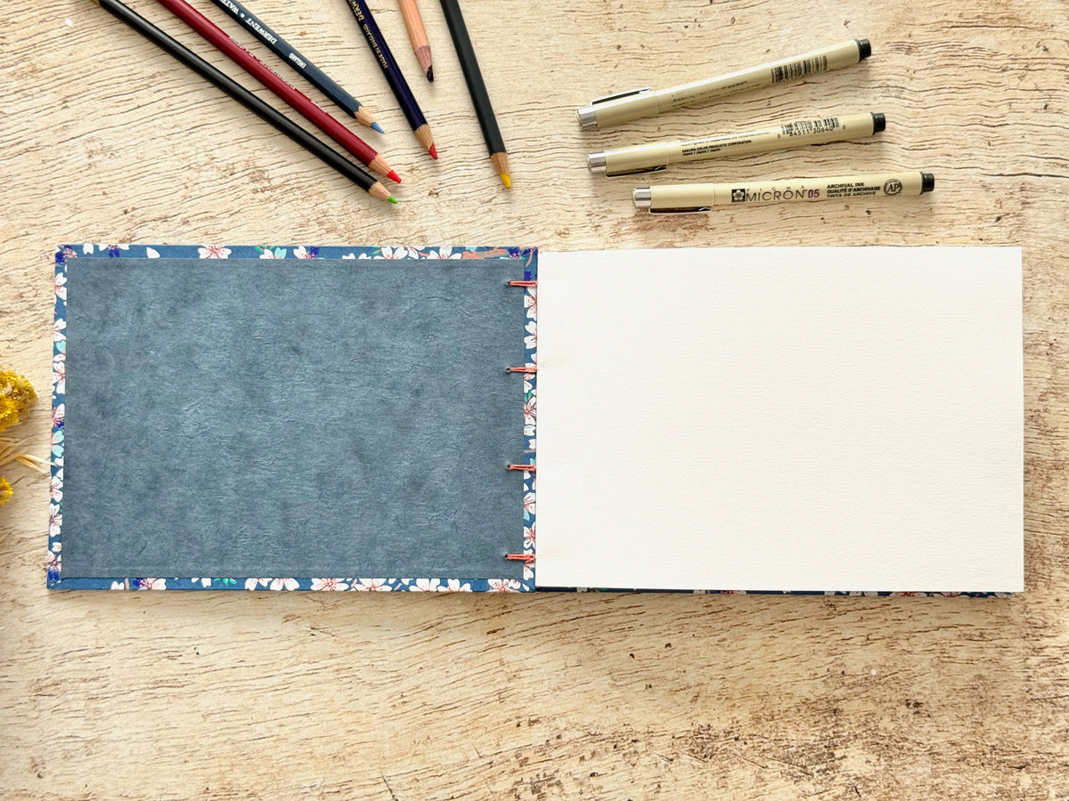 Carnet de croquis A5 paysage – reliure copte – fait main - Fleurs de cerisier bleu foncé