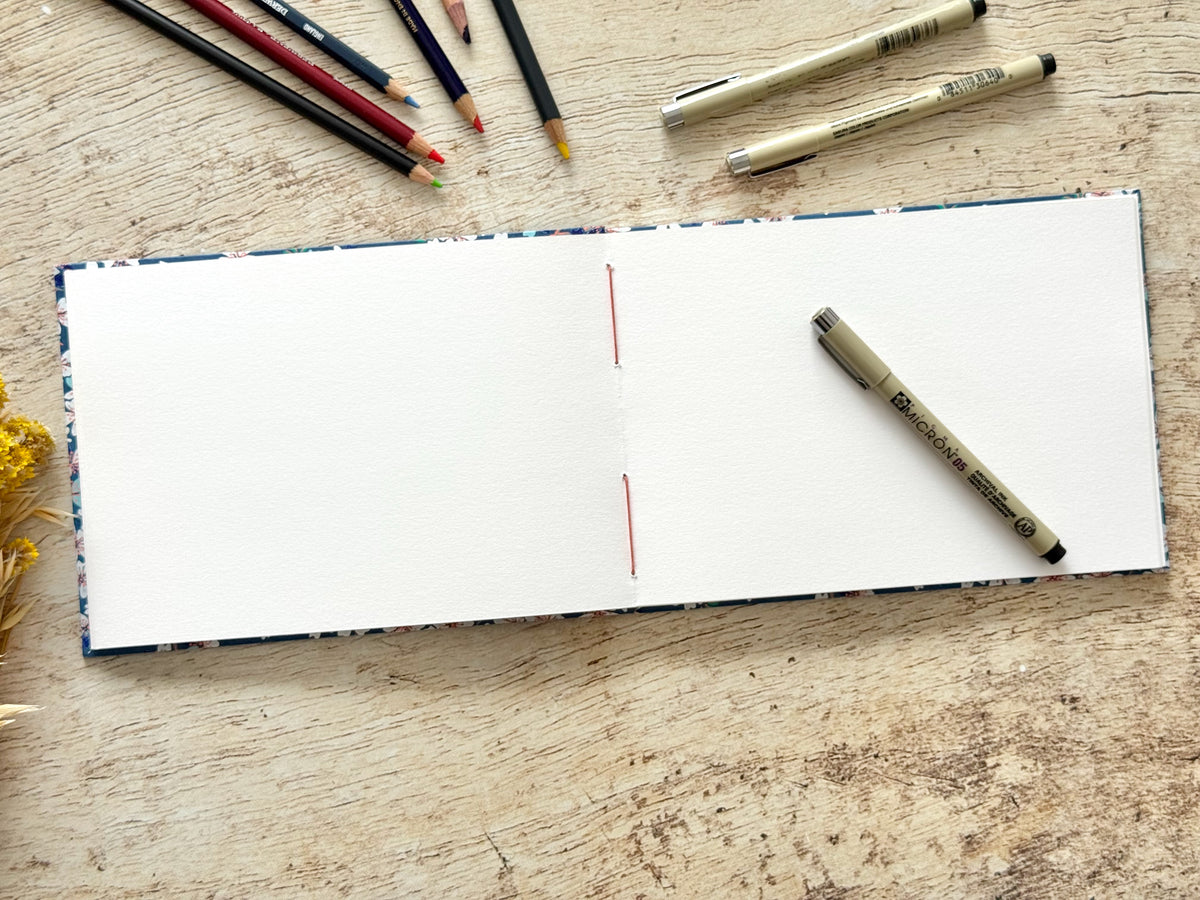 Carnet de croquis A5 paysage – reliure copte – fait main - Fleurs de cerisier bleu foncé