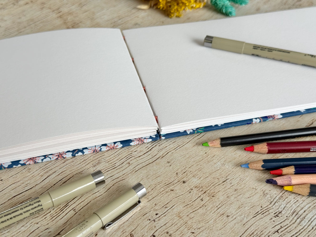 Carnet de croquis A5 paysage – reliure copte – fait main - Fleurs de cerisier bleu foncé