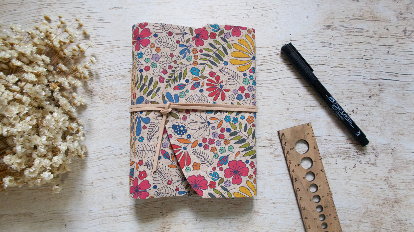Carnet écriture liège format B6 reliure artisanale motif fleurs feuilles colorées
