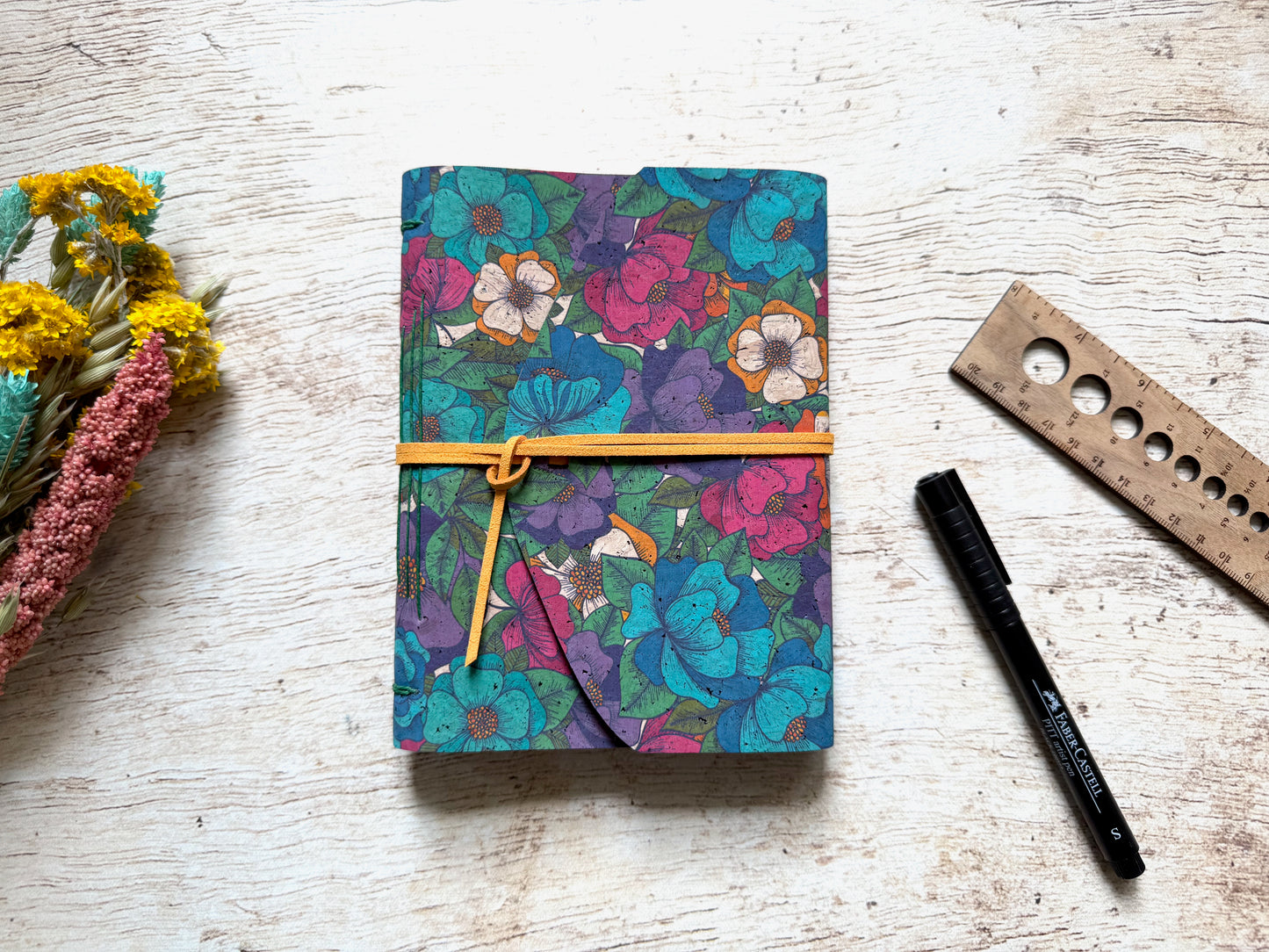 Carnet écriture liège format B6 reliure artisanale motif floral audacieux